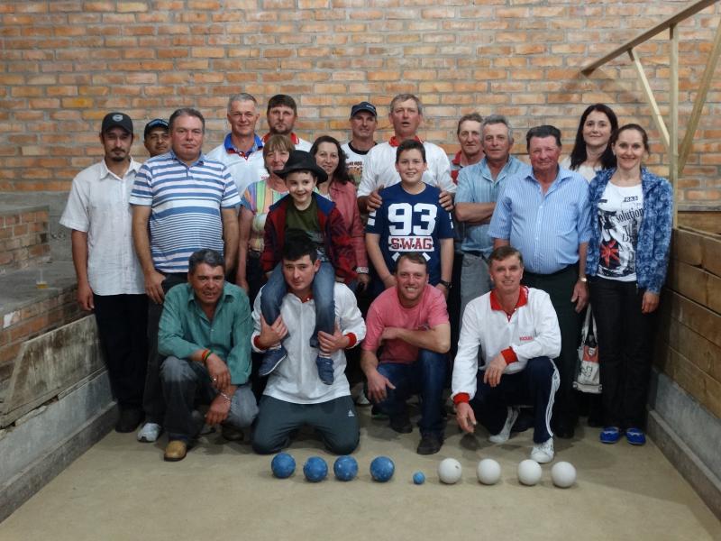 Integrantes do Time de Bochas junto com a torcida de Protásio Alves