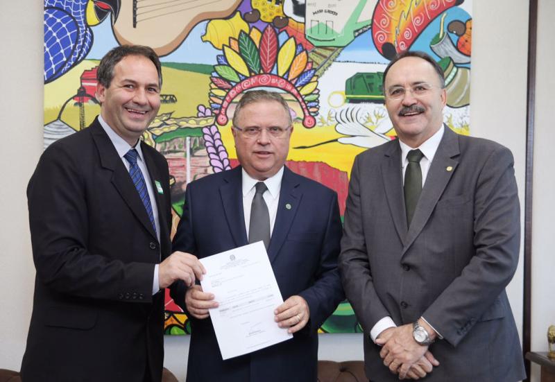 Na foto: Prefeito, Ministro da Agricultura Blairo B. Maggi e Deputado Federal Mauro Pereira